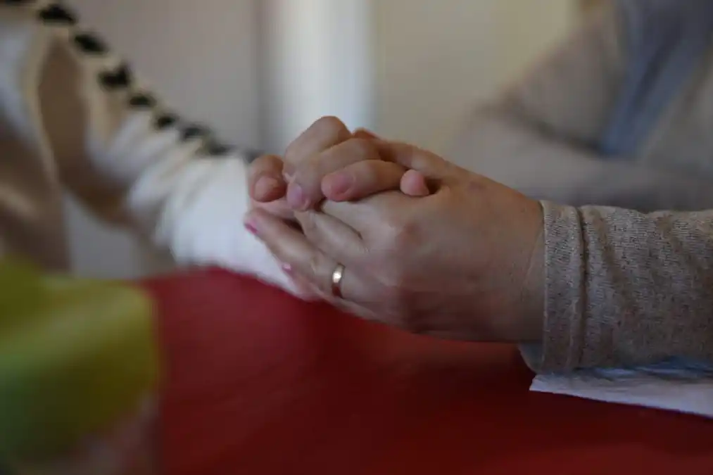 La mano de mamá: en la entrevista con ElDía, junto a su madre adoptiva 