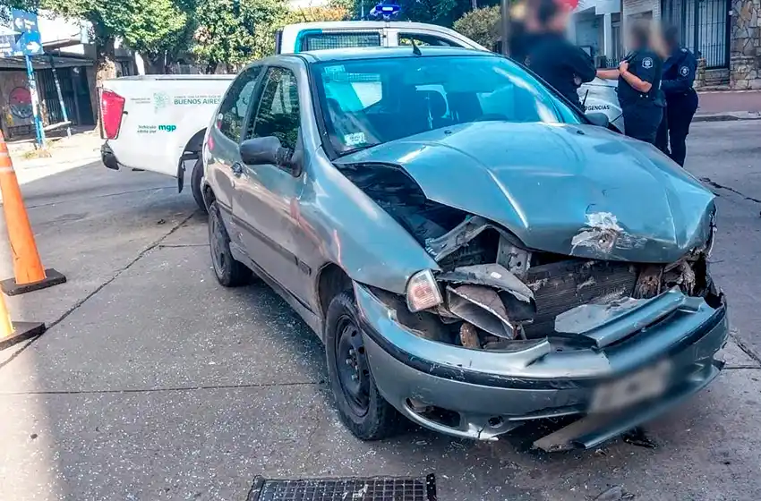 Palio vs. Punto: trasladan con golpes a una mujer tras el impacto de su auto