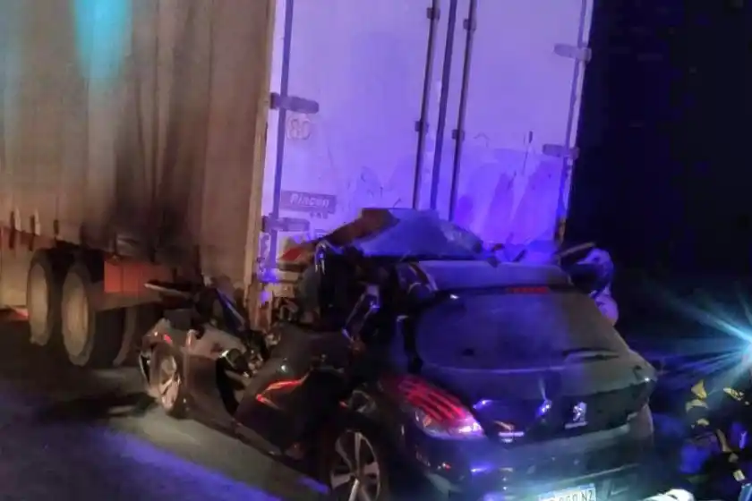 Choque fatal entre un auto y un camión en la autopista Rosario-Córdoba: hay dos muertos