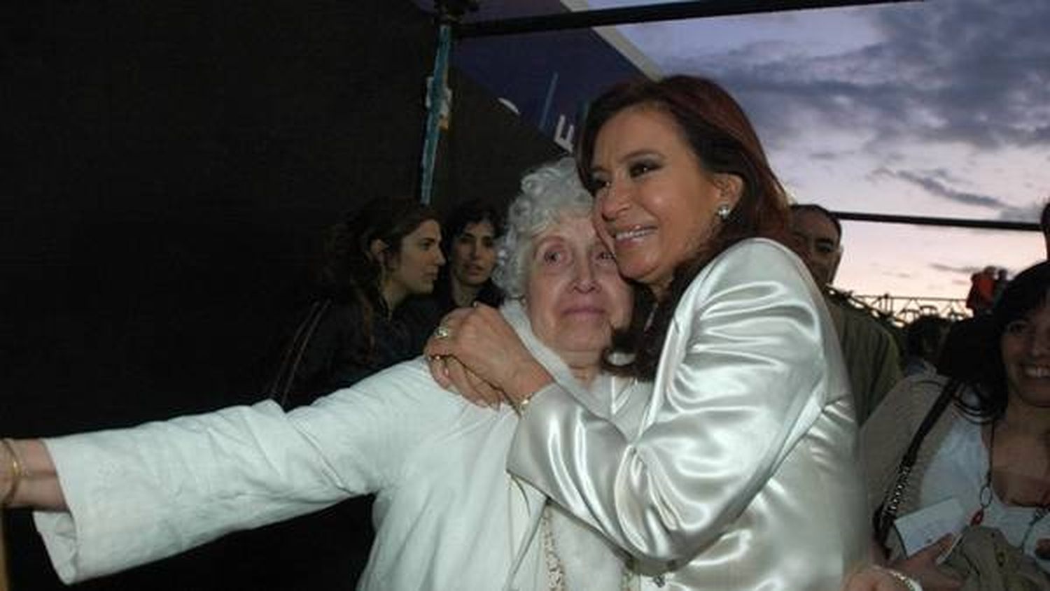 Radicaron una denuncia contra la madre de Cristina Kirchner