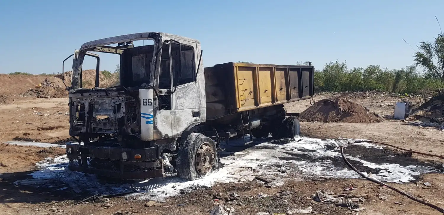 Un camión municipal quedó consumido por las llamas en el basural de Morteros - 2