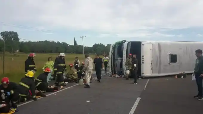 Tragedia en Ruta 2: Volcó un micro con chicos a la altura de Lezama y hay 2 nenas muertas
