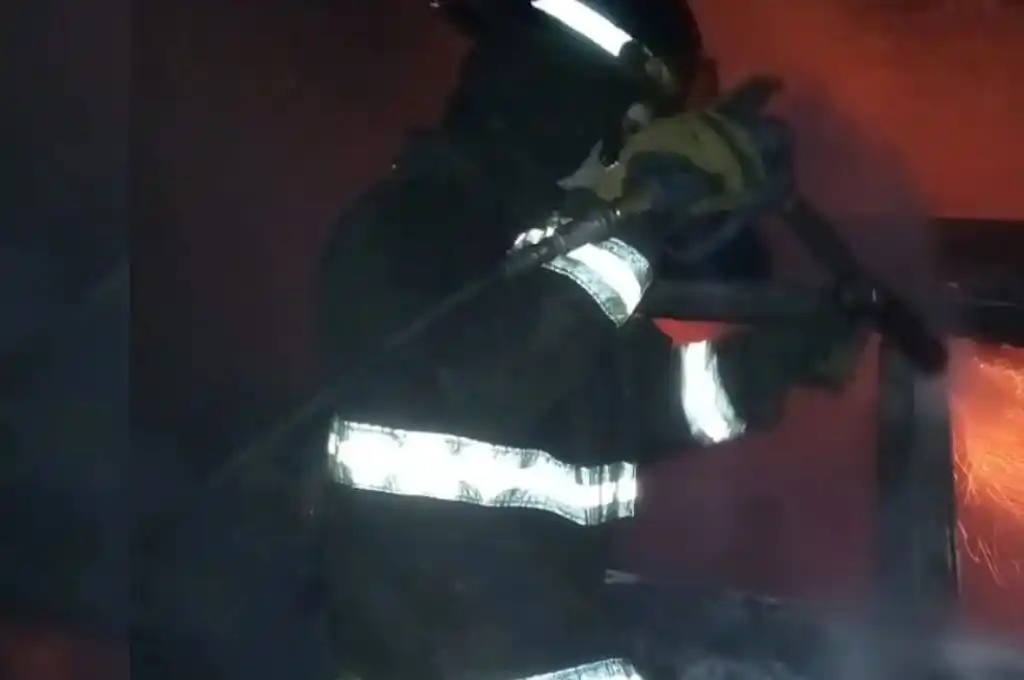 El automóvil quedó reducido a un cascarón calcinado.