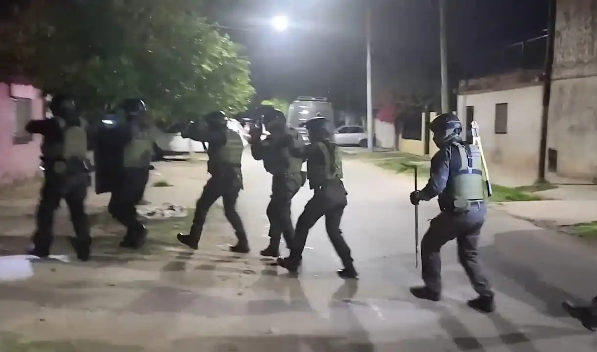 Dos detenidos tras una serie de allanamientos por el asesinato de un hombre en Barrio Industrial