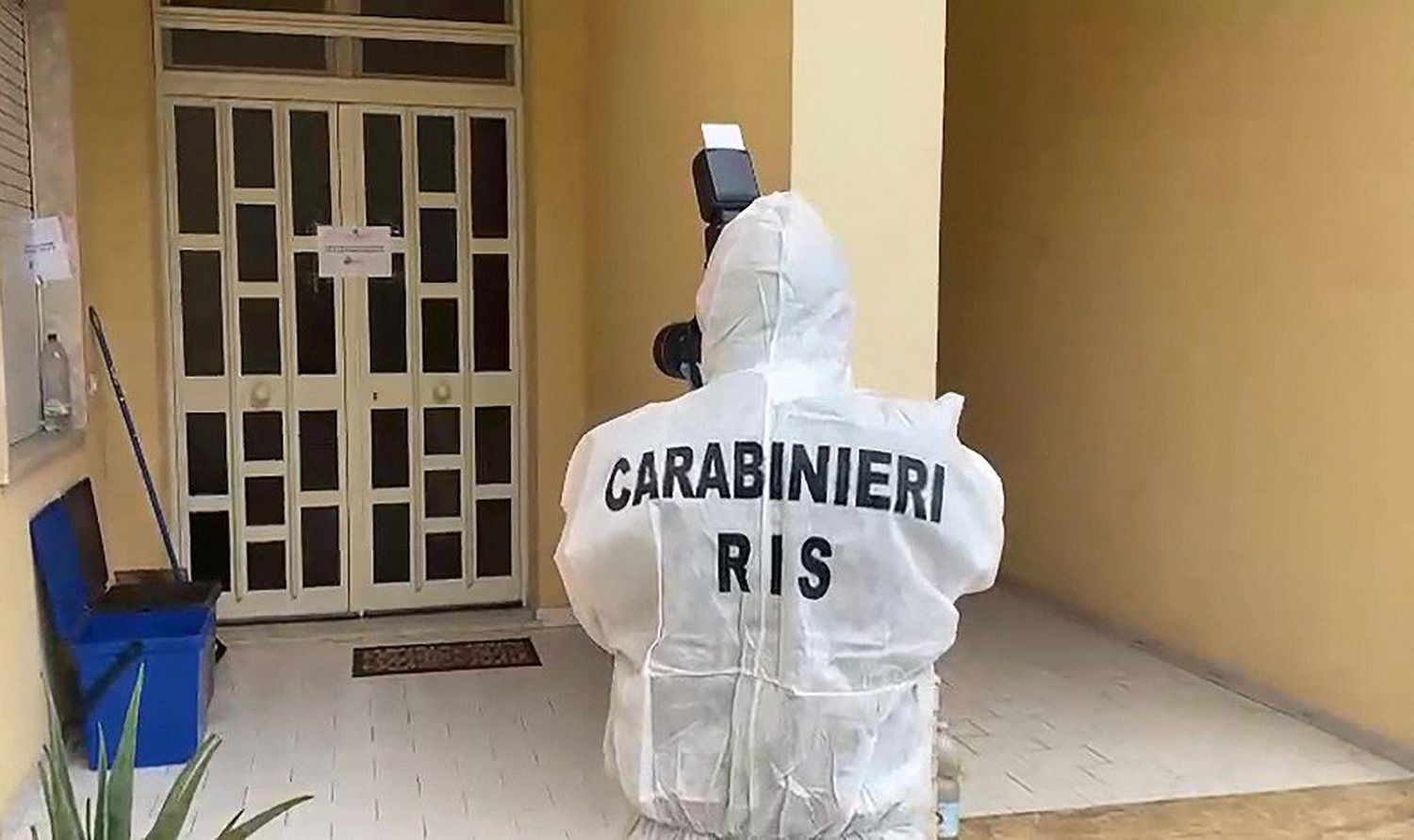 ¡MAFIOSO GOZÓN! Condones, potenciadores sexuales y perfumes es lo que consiguen en la residencia del capo de La Cosa Nostra