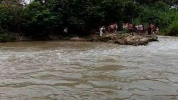 LLUVIAS DESBORDAN EL RÍO TÁCHIRA: rescatan a 22 personas atrapadas en islote de una trocha en la frontera