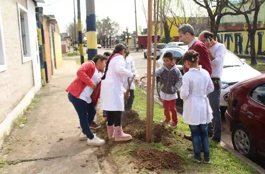 Desmalezado y bacheo en barrio Avellaneda Oeste