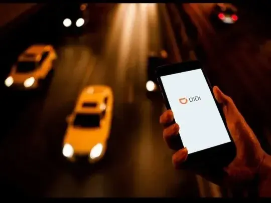 La normativa que regula el funcionamiento de taxis, remises y plataformas electrónicas.