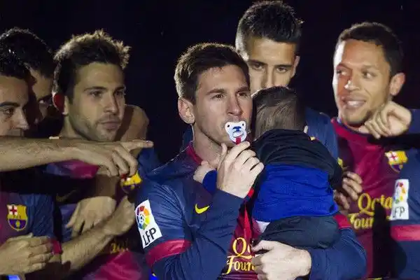 Por primera vez, Messi entró a una cancha con su hijo Thiago