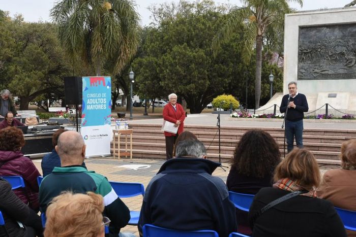 El intendente Luis Castellano junto a integrantes de su equipo municipal acompañaron la actividad.