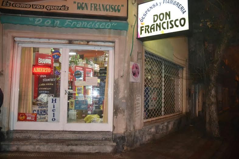 Intentaron asaltar una despensa y la dueña los echó a botellazos
