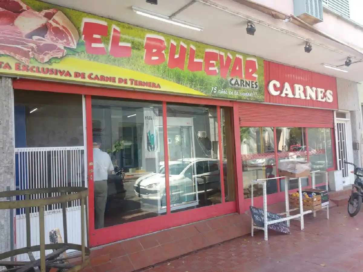 Rompen vidriera y roban dinero de un comercio 