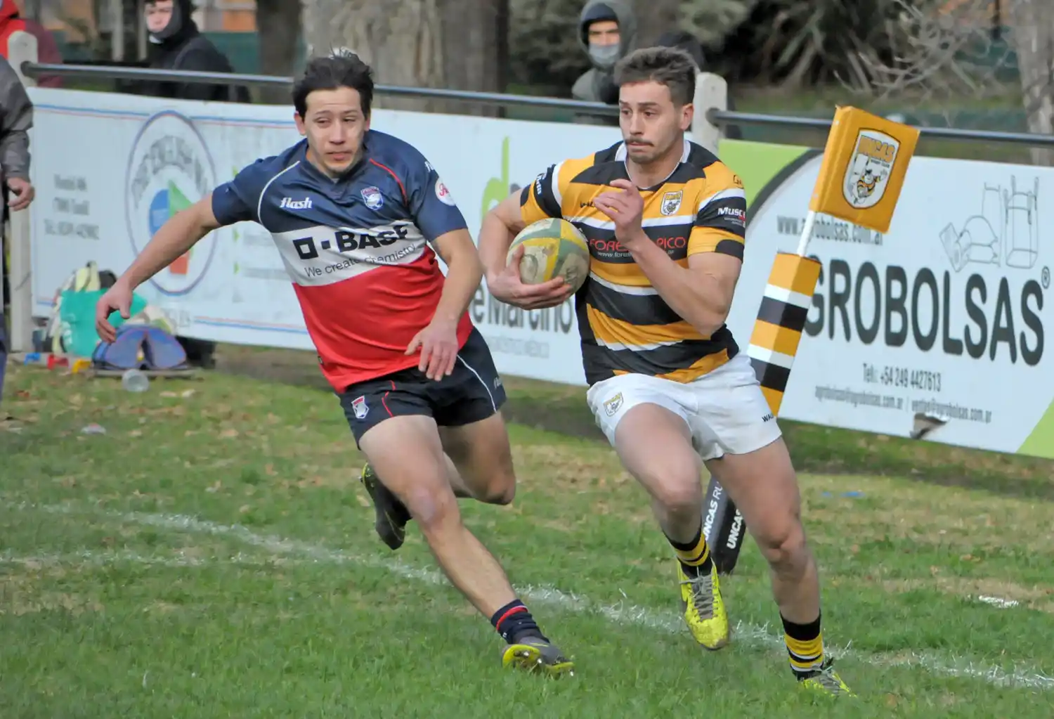 Agustín Forconi, al ataque en la victoria de Uncas.