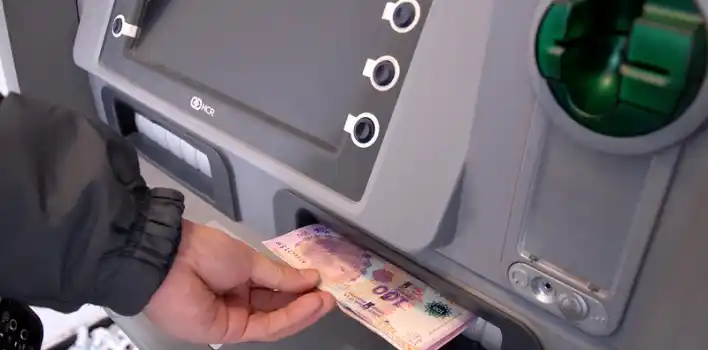 Jubilados y pensionados del IPS cobran haberes de junio y medio aguinaldo completo desde el lunes 29