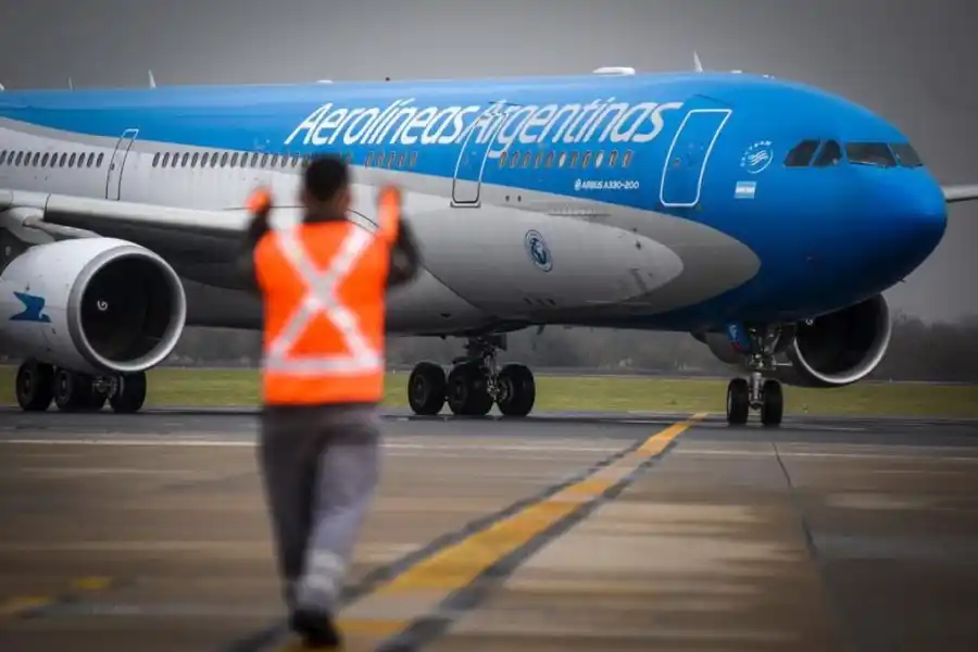 No va más: Aerolíneas Argentinas elimina la acumulación de millas para funcionarios públicos en viajes pagados por el Estado