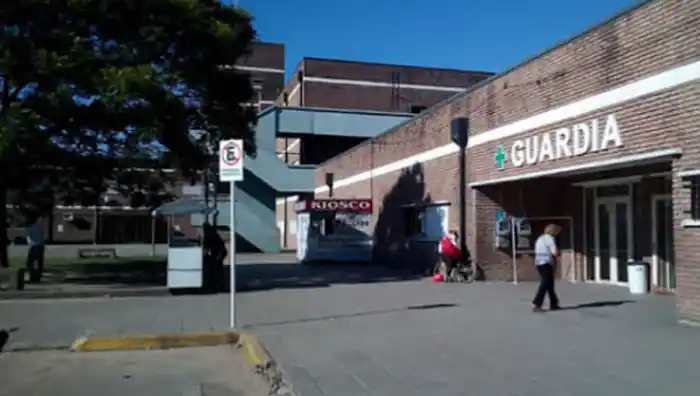 Un motociclista hospitalizado tras chocar con un automóvil