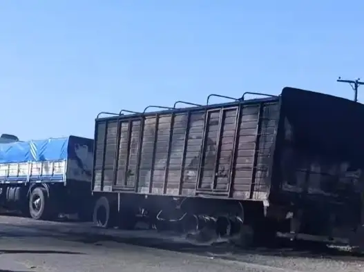 Un camión cerealero se incendió y provocó un corte total en Ruta 10 y Autovía 19 - 2