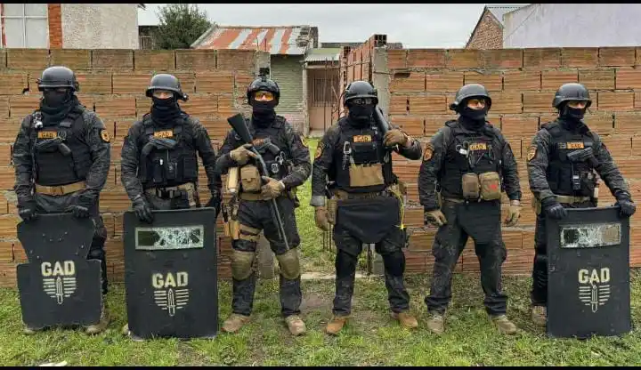 En los allanamientos encontraron un vehículo robado, un cuadro de moto adulterado y cables sustraídos.