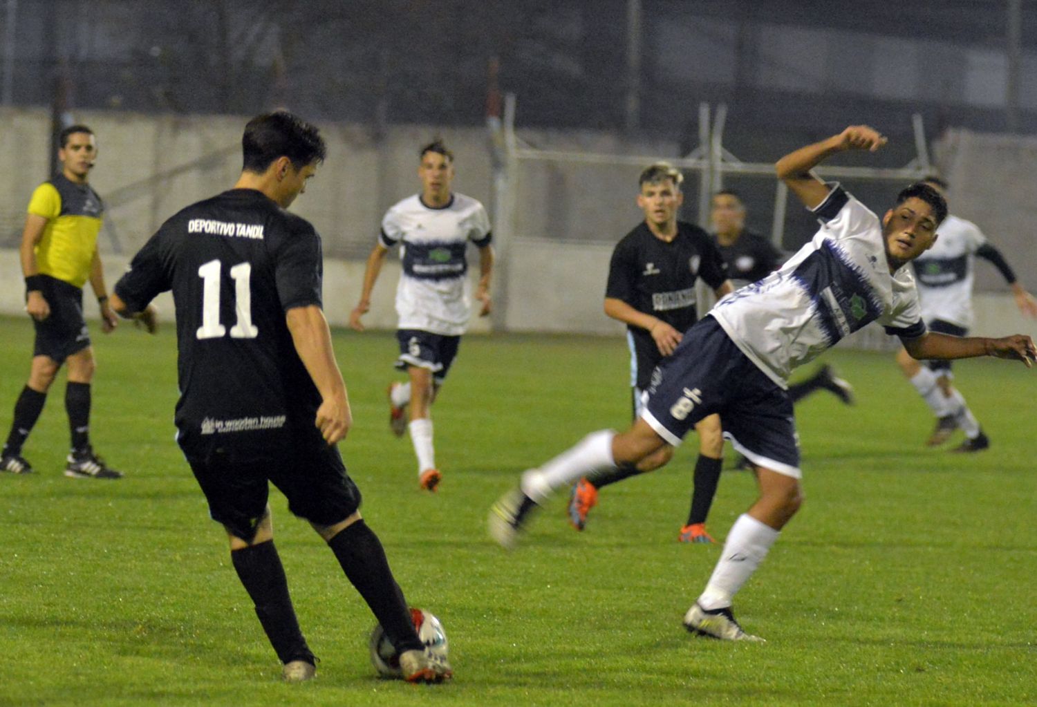 Deportivo Tandil aprovechó las ausencias de Gimnasia