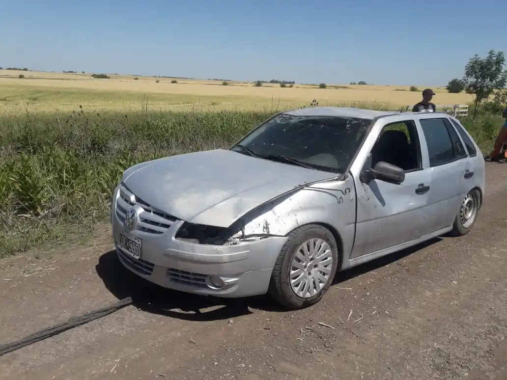Volcó su auto en un camino vecinal