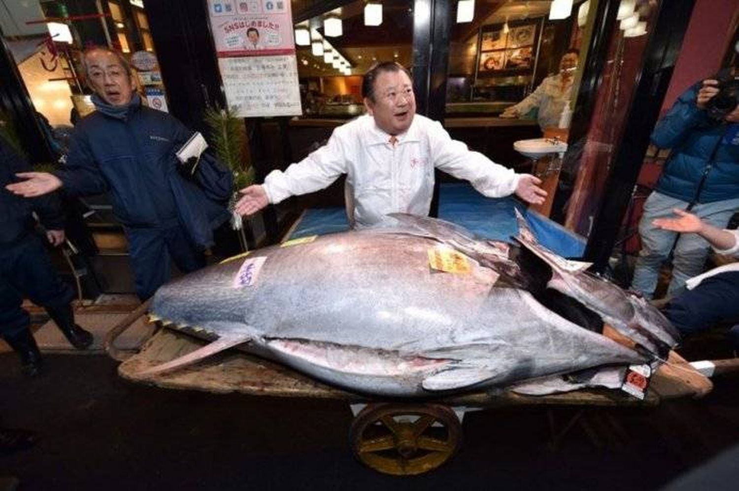 Japón: pagó un millón y medio de euros por un atún de 276 kilos