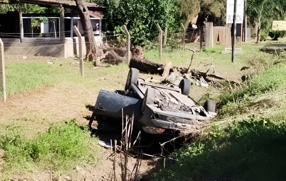 Volcó un auto y cayó al zanjón en Lucio Mansilla, a la altura del Refugio de Animales