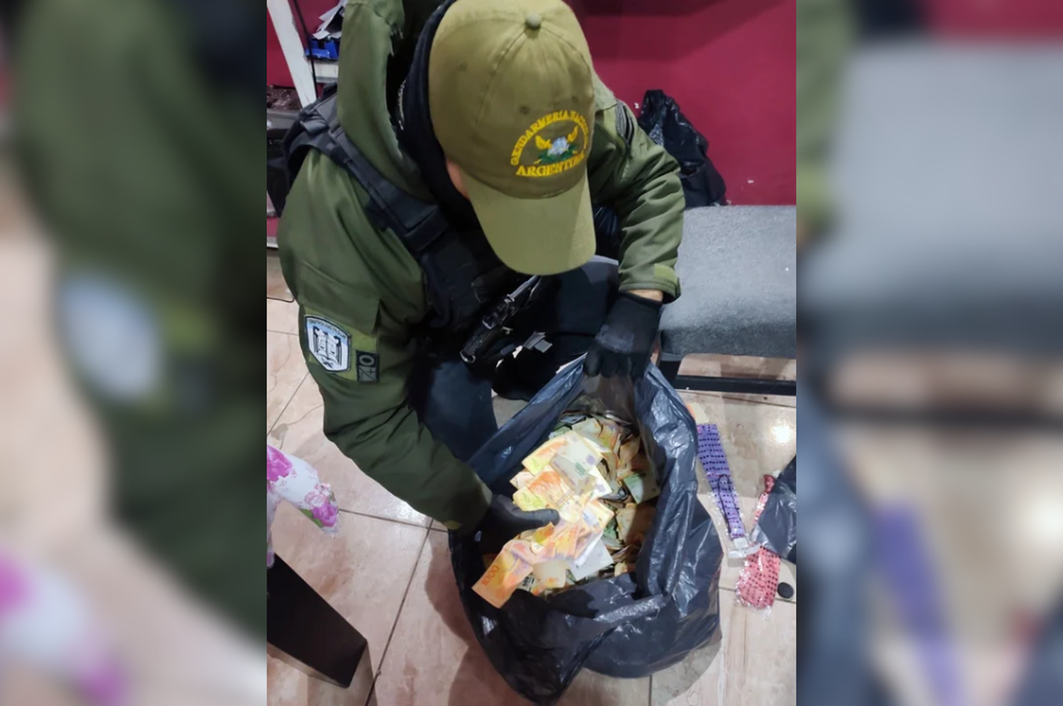 Gendarmeria decomisando el dinero. Foto: Gendarmeria Nacional