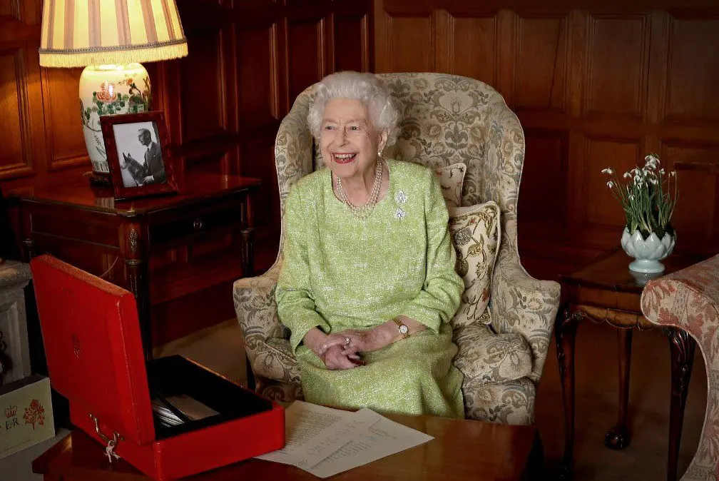 El Reino Unido festeja a Isabel II olvidando crisis y mal tiempo