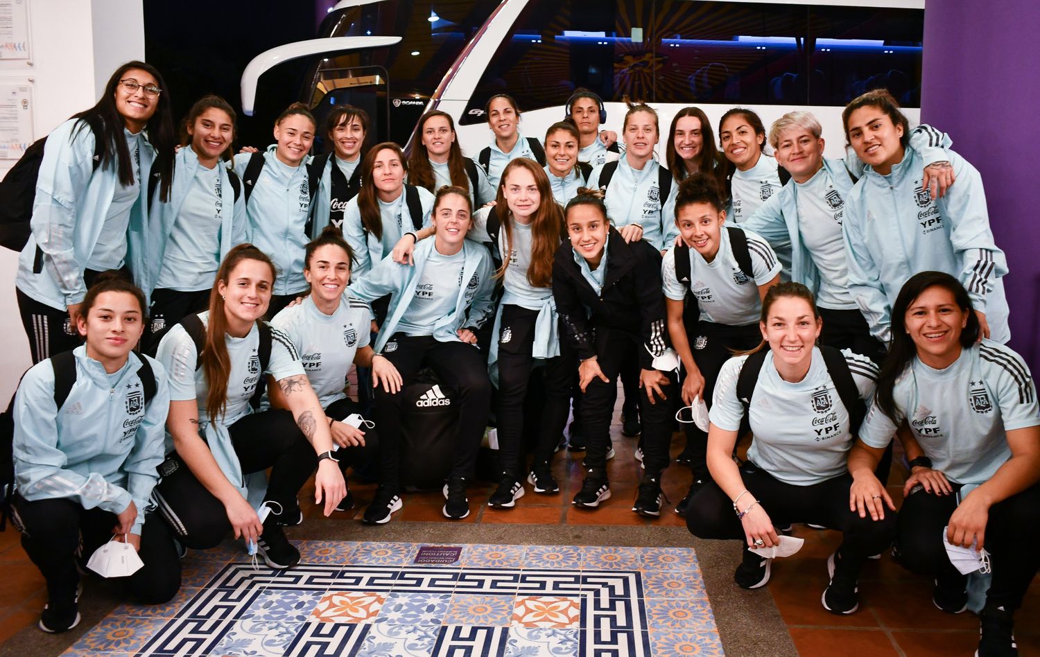 FOTO AFA Las veintitrés integrantes del seleccionado argentino, con Núñez en quinto lugar de la fila superior y Barroso en tercero de la inferior.