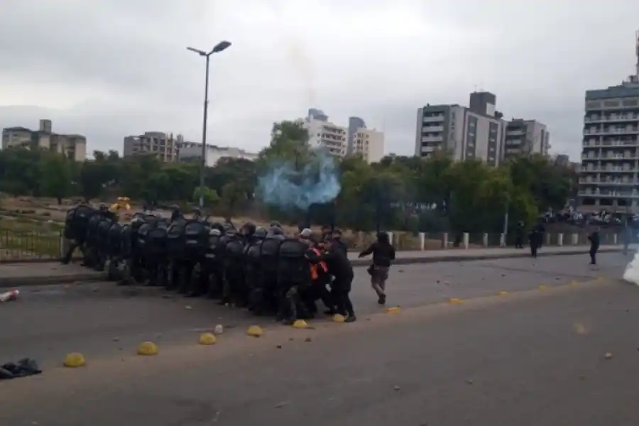 Serios incidentes en Jujuy: quisieron prender fuego la Legislatura mientras se trataba la reforma Constitucional