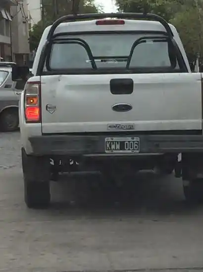 Detienen a 3 militantes del FPV por robar 150 pasacalles de Cambiemos 