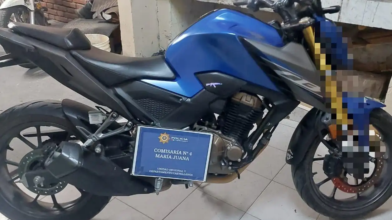 recuperaron dos motos y un casco - 1
