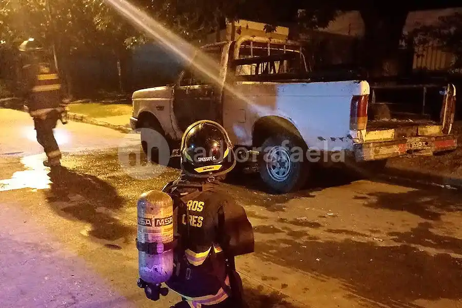 Se incendió una camioneta en plena madrugada y tuvieron que actuar los Bomberos