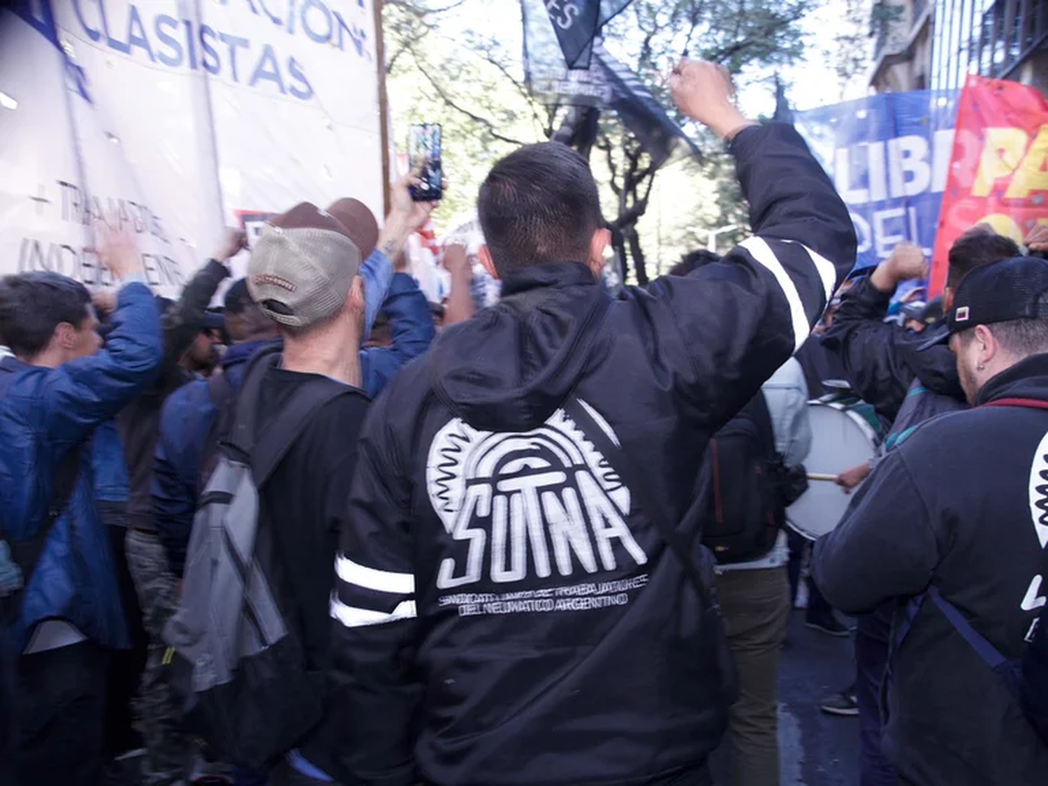 Arriba las gomas: Trabajadores del Neumático paran y se movilizan en rechazo de la "rebaja salarial"