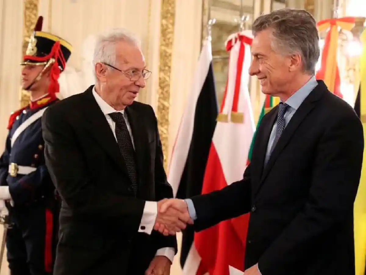 Embajador de México en la Argentina fue sorprendido hurtando un libro en una  librería 