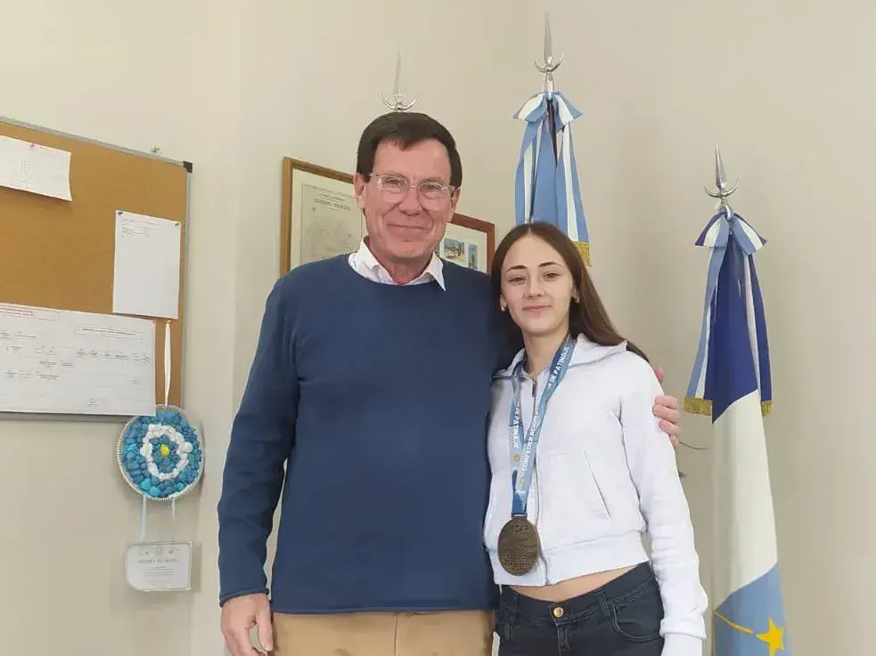 El intendente Chalde junto a Luana, en el despacho oficial