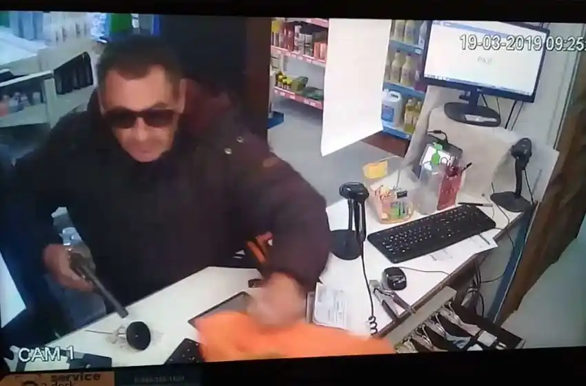 En dos minutos, robaron a mano armada una perfumería en Las Avenidas