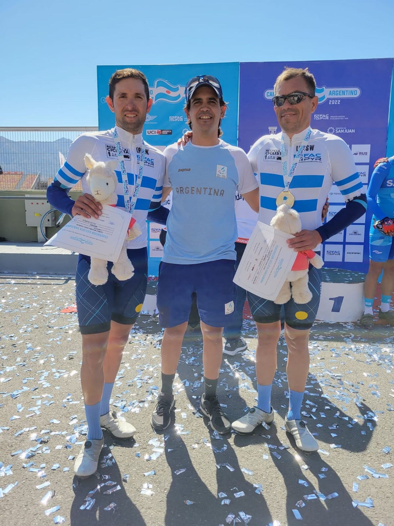 Sebastián Tolosa, el profesor Diego Hernández y Maximiliano Gómez tras la premiación en la prueba contrareloj en San Juan.