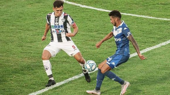 Vélez venció a Central Córdoba en Santiago y se subió a la punta junto a Newell�"s