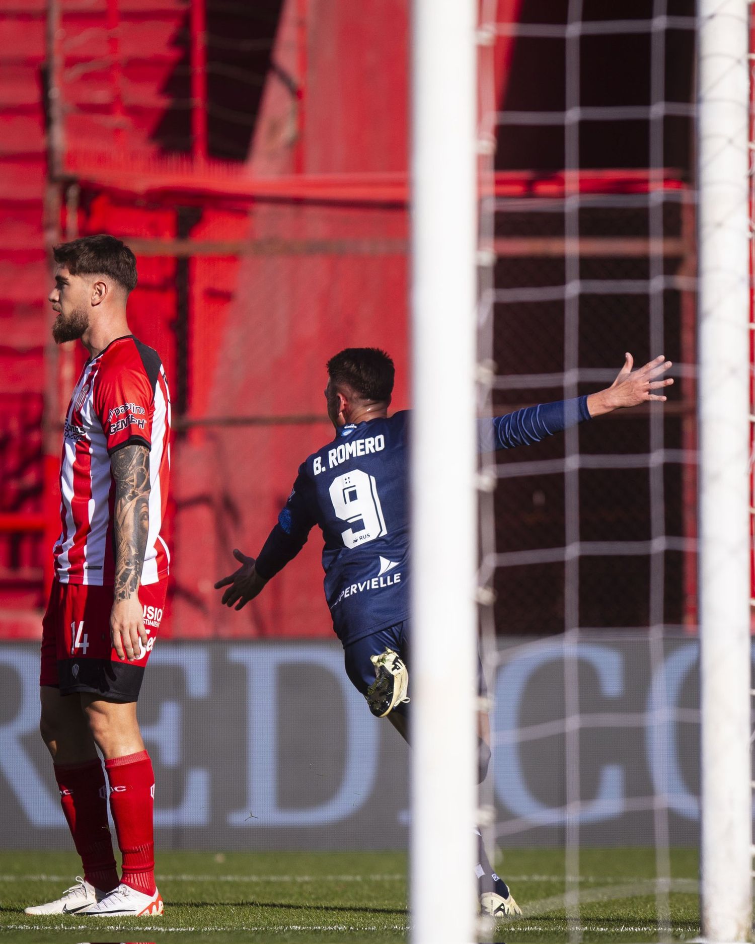 Romero festeja el primer gol.