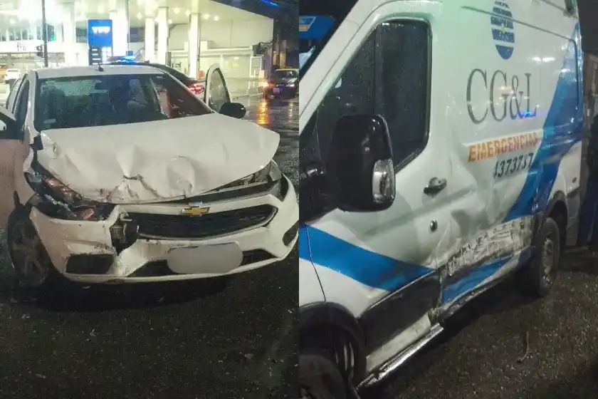 Choque entre una ambulancia y un auto.