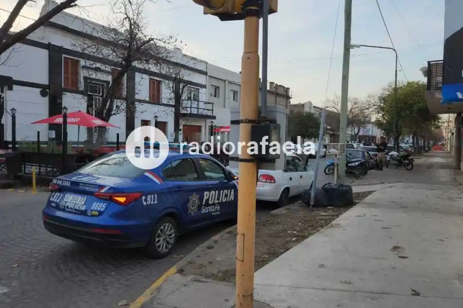 Importante movimiento policial en un bar de la ciudad: ¿Qué pasó?