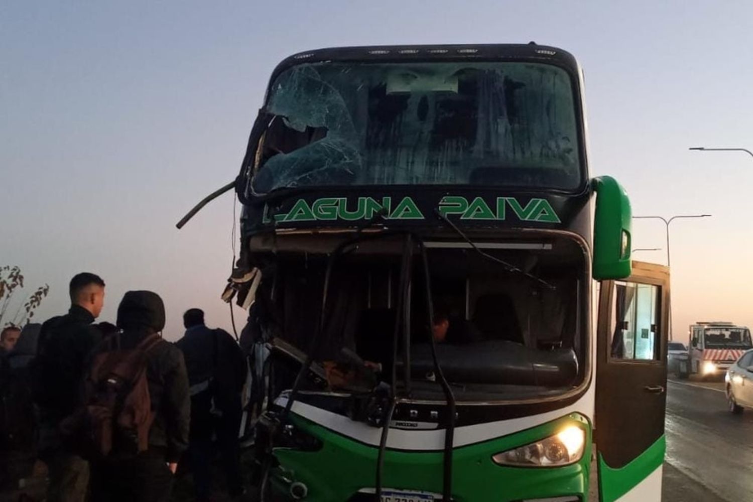 Fuerte choque entre un camión y un colectivo del Servicio Penitenciario en la autopista Rosario-Santa Fe