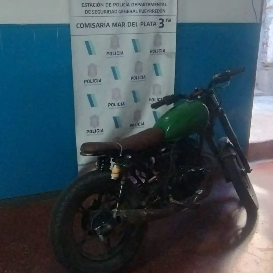 Al revisarla, los agentes comprobaron que la moto, una Suzuki GN 125 cc, tenía el número de motor y chasis borrados, no contaba con patente colocada ni con documentación que acreditara su propiedad.