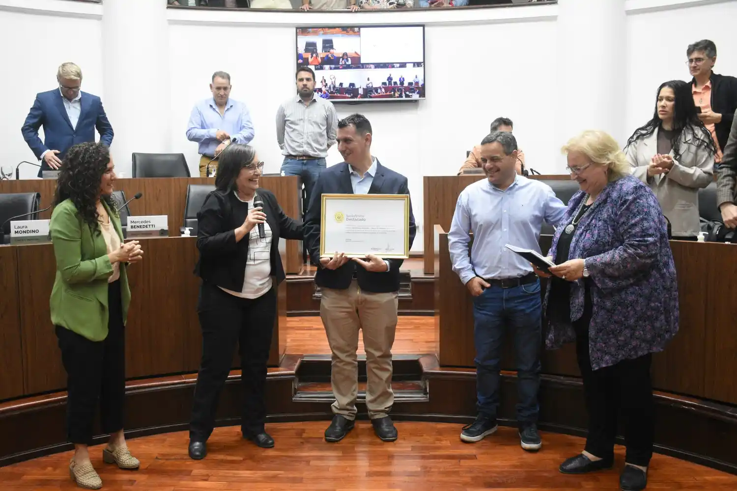 El santafesino Mauro De Giovanni transcribe partituras al sistema braille y fue destacado por su labor de inclusión en el Concejo