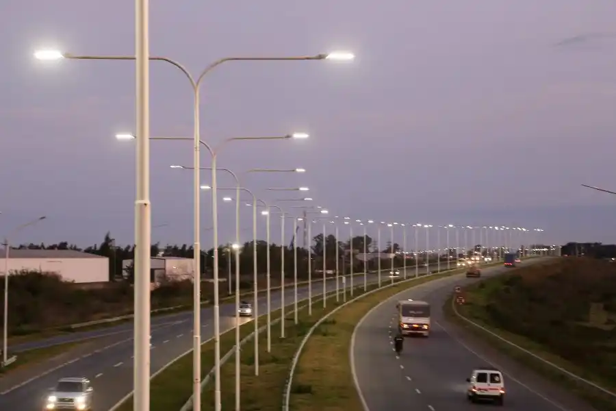 El gobernador recorrió la obra de iluminación LED entre los kilómetros 0 y 22 de la traza que conecta a Rosario con la capital provincial