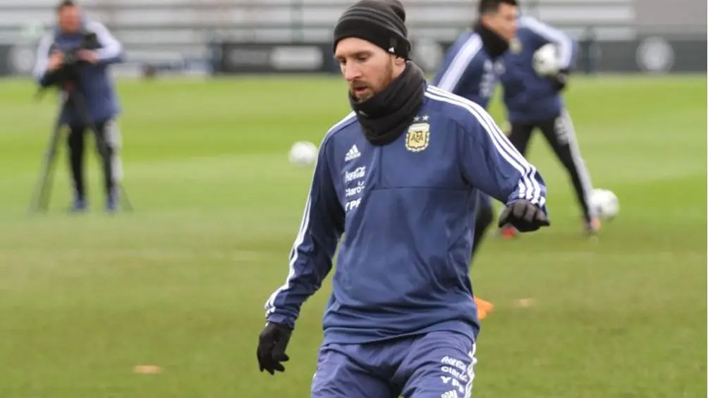 Sampaoli probó con una línea de cuatro defensores y Meza como titular