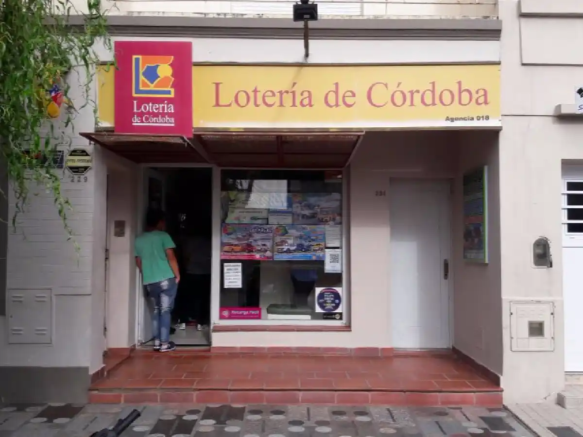 Encapuchados y armados asaltan local de Pago Fácil 