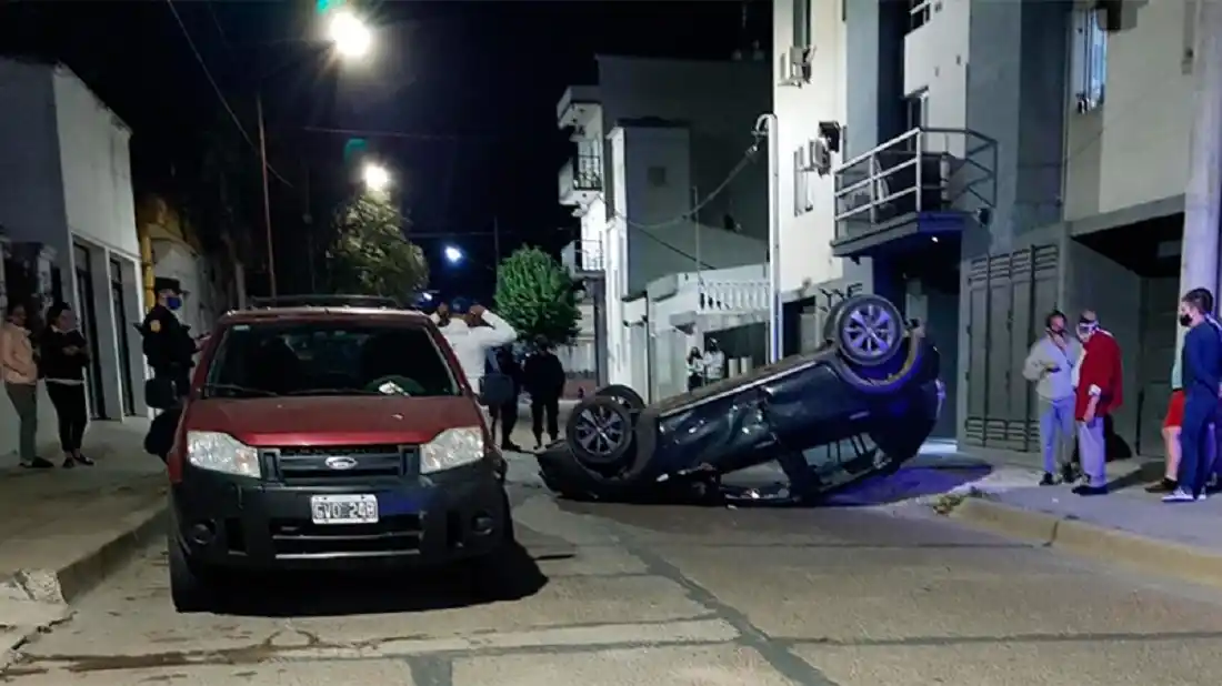 Perdió el control de su auto, chocó contra otro vehículo y terminó volcado