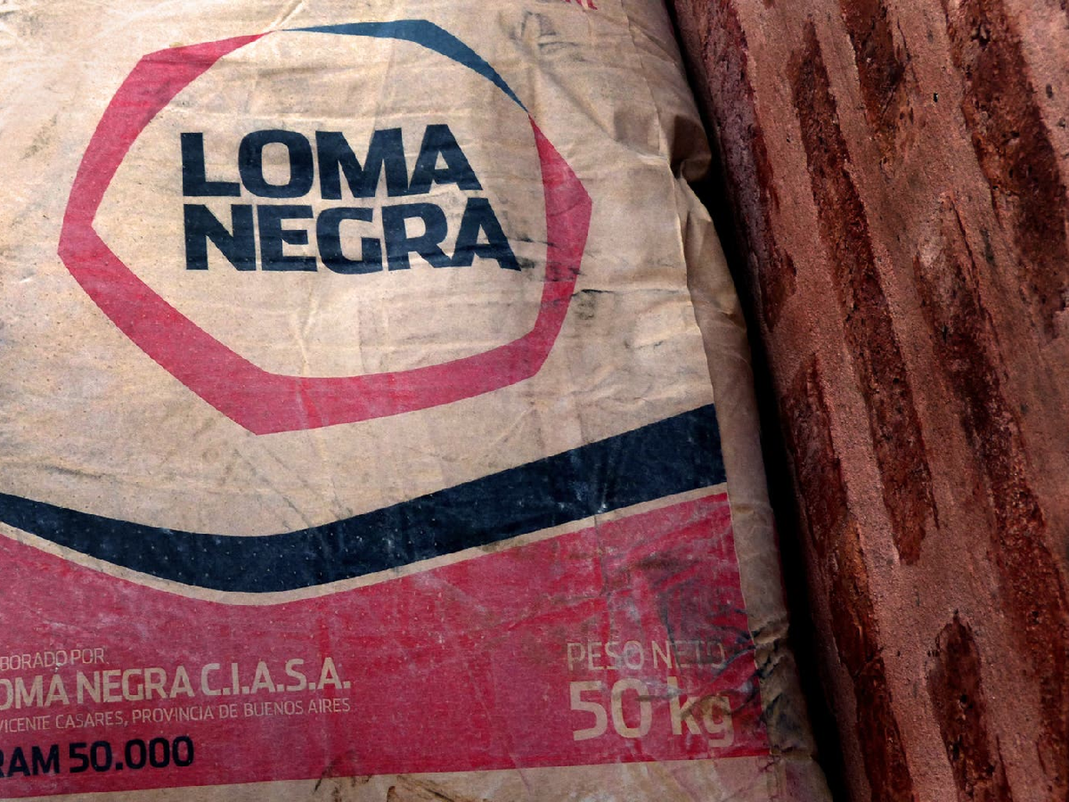 Trabajadores de Loma Negra temen 194 despidos en Benito Juárez